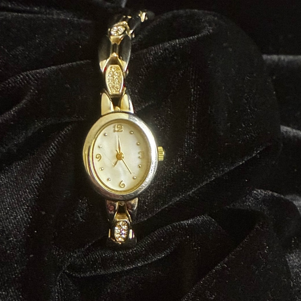 Christian Benet FMDCB633 Mother F Pearl Face Gold Classic Diamond Bracelet Watch